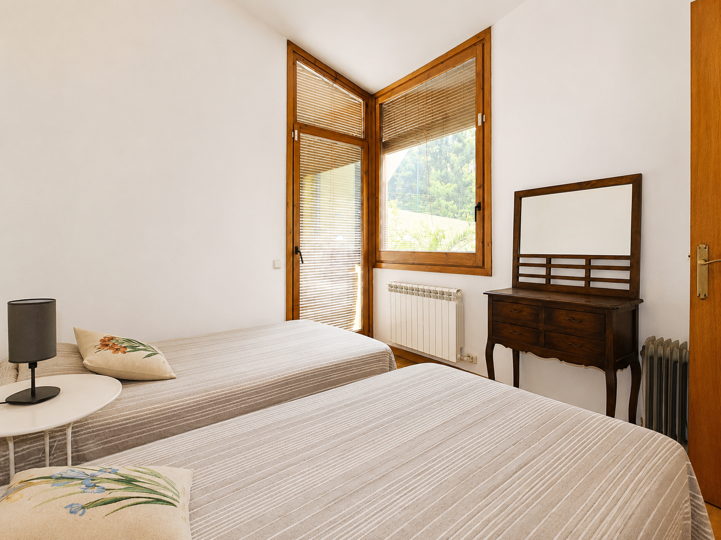 Casa en Sant Carles, Llinars del Vallès, rodeada de bosque, con arquitectura escalonada, terrazas y acabados en madera natural.