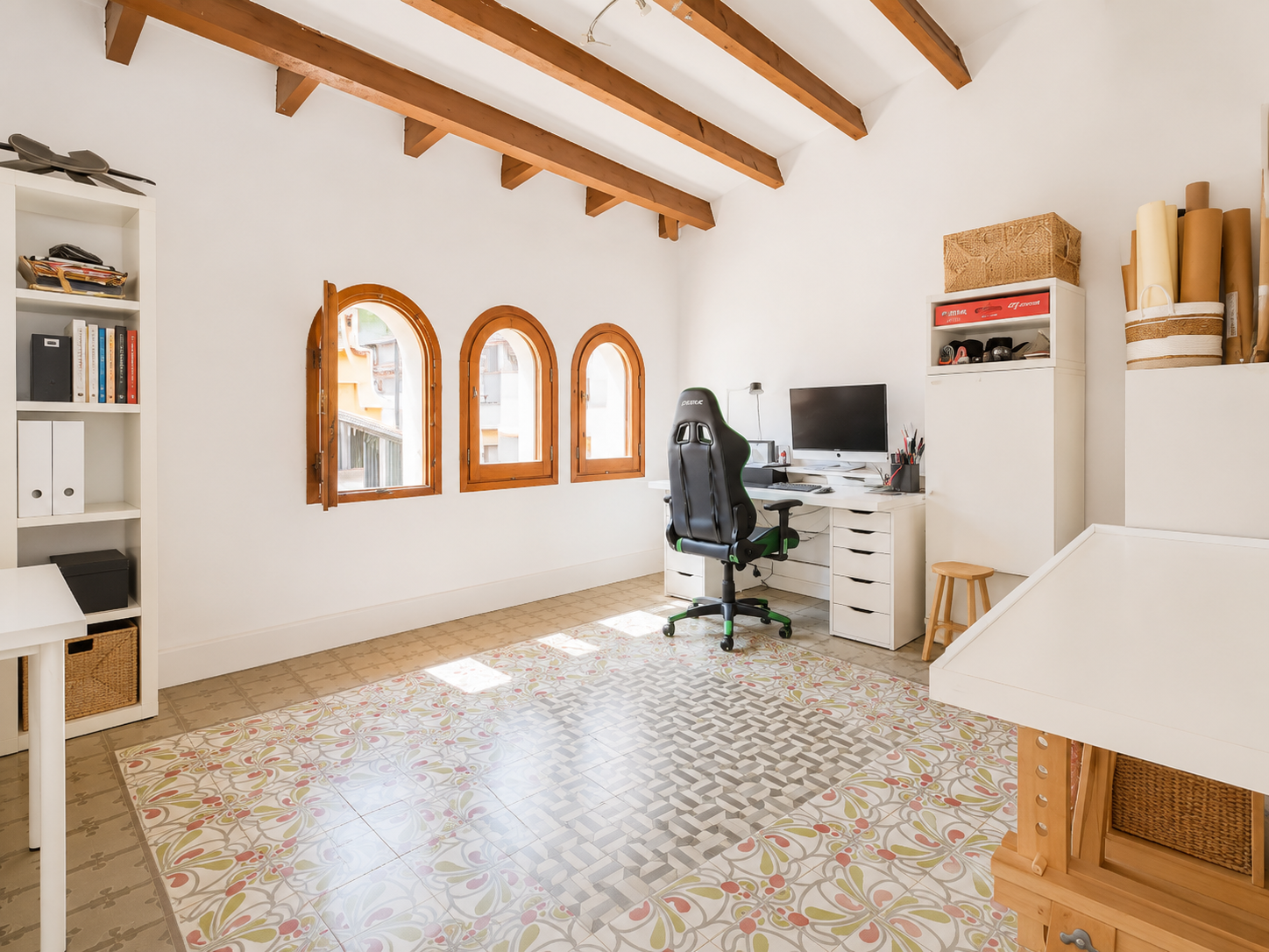 Casa modernista de 1900 en Gualba con torre, patio, porche, vigas de madera, pavimentos hidráulicos y arquitectura singular junto al Montseny.