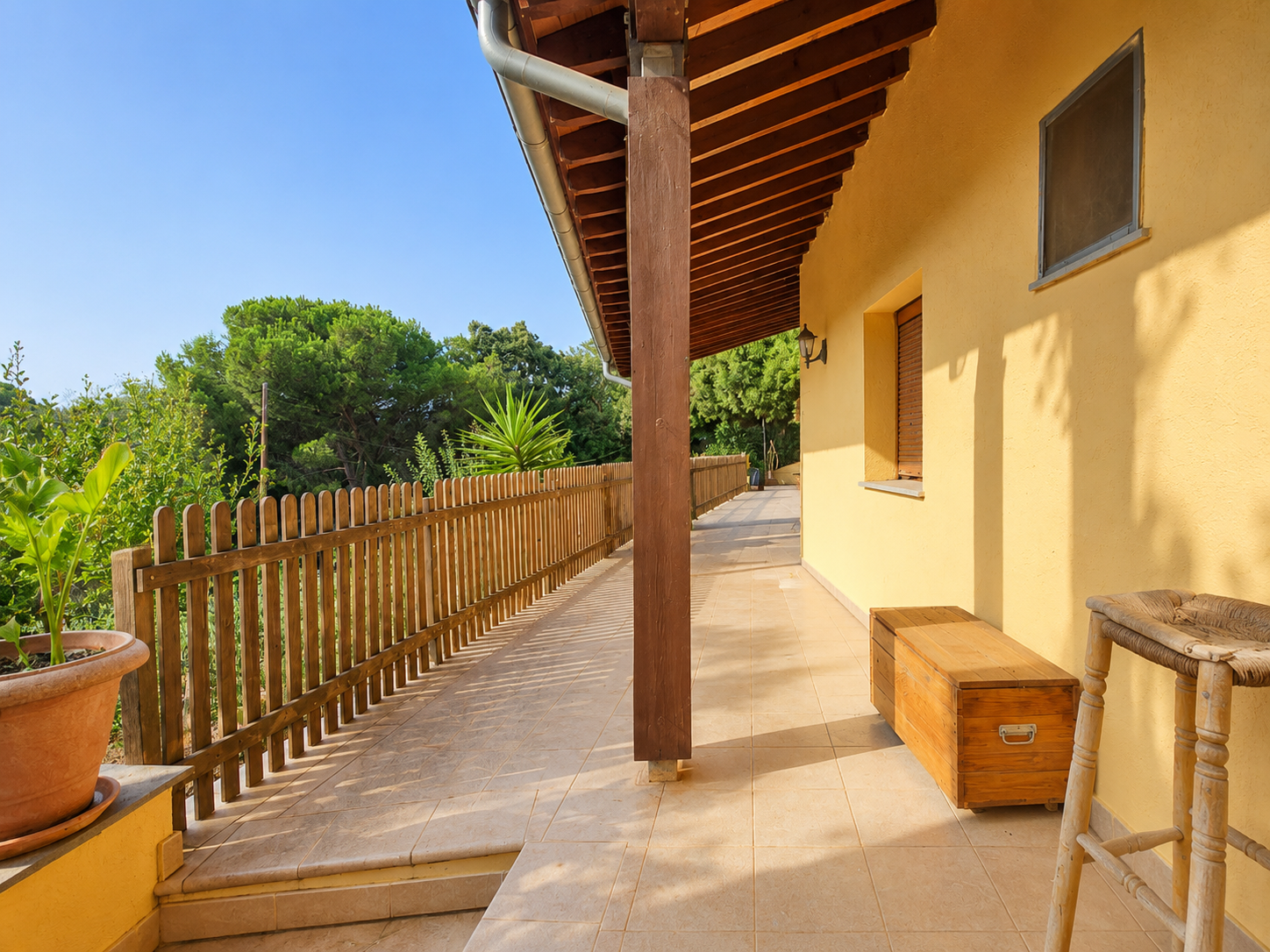 Casa en Sant Carles, Llinars del Vallès, rodeada de bosque, con arquitectura escalonada, terrazas y acabados en madera natural.