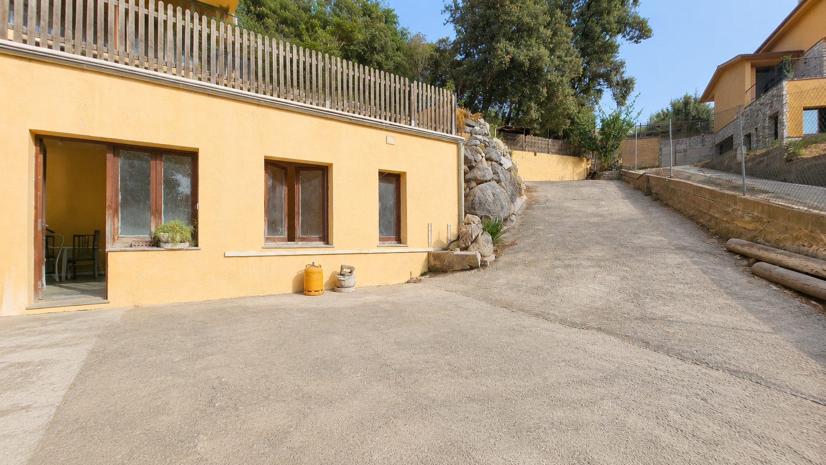 Casa en Sant Carles, Llinars del Vallès, rodeada de bosque, con arquitectura escalonada, terrazas y acabados en madera natural.