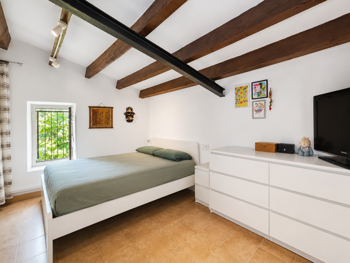 Casa modernista de 1900 en Gualba con torre, patio, porche, vigas de madera, pavimentos hidráulicos y arquitectura singular junto al Montseny.