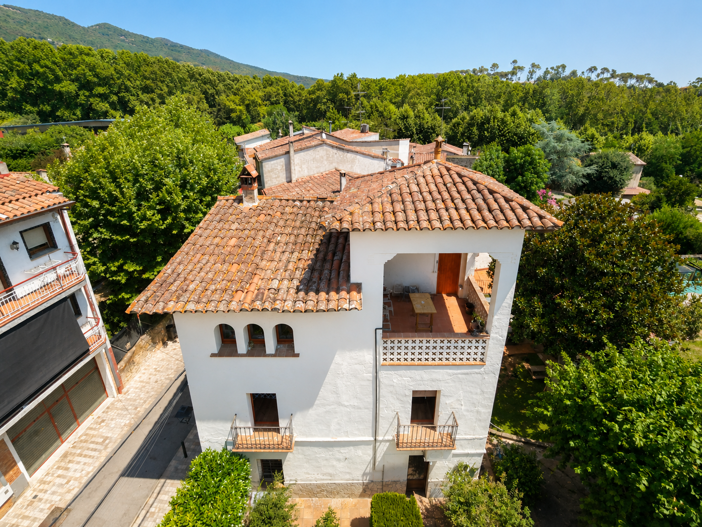 Casa modernista de 1900 en Gualba con torre, patio, porche, vigas de madera, pavimentos hidráulicos y arquitectura singular junto al Montseny.