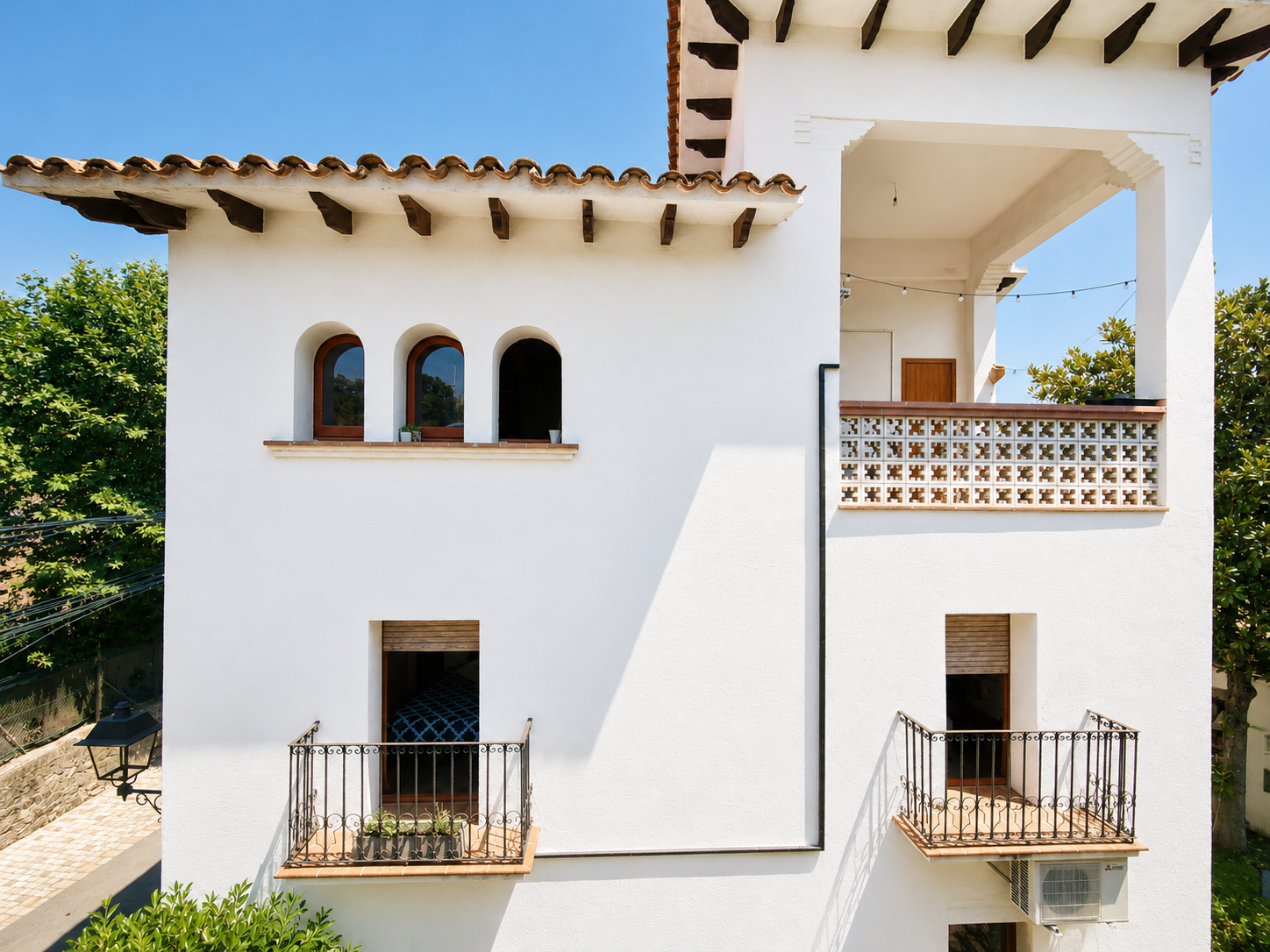Casa modernista de 1900 en Gualba con torre, patio, porche, vigas de madera, pavimentos hidráulicos y arquitectura singular junto al Montseny.
