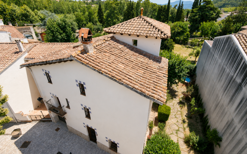 Casa modernista de 1900 en Gualba con torre, patio, porche, vigas de madera, pavimentos hidráulicos y arquitectura singular junto al Montseny.
