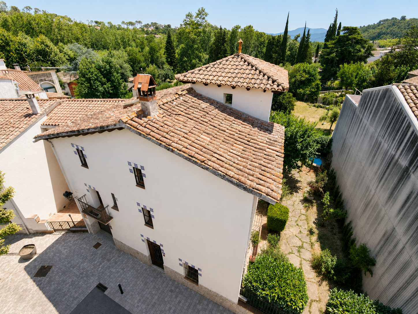 Casa modernista de 1900 en Gualba con torre, patio, porche, vigas de madera, pavimentos hidráulicos y arquitectura singular junto al Montseny.