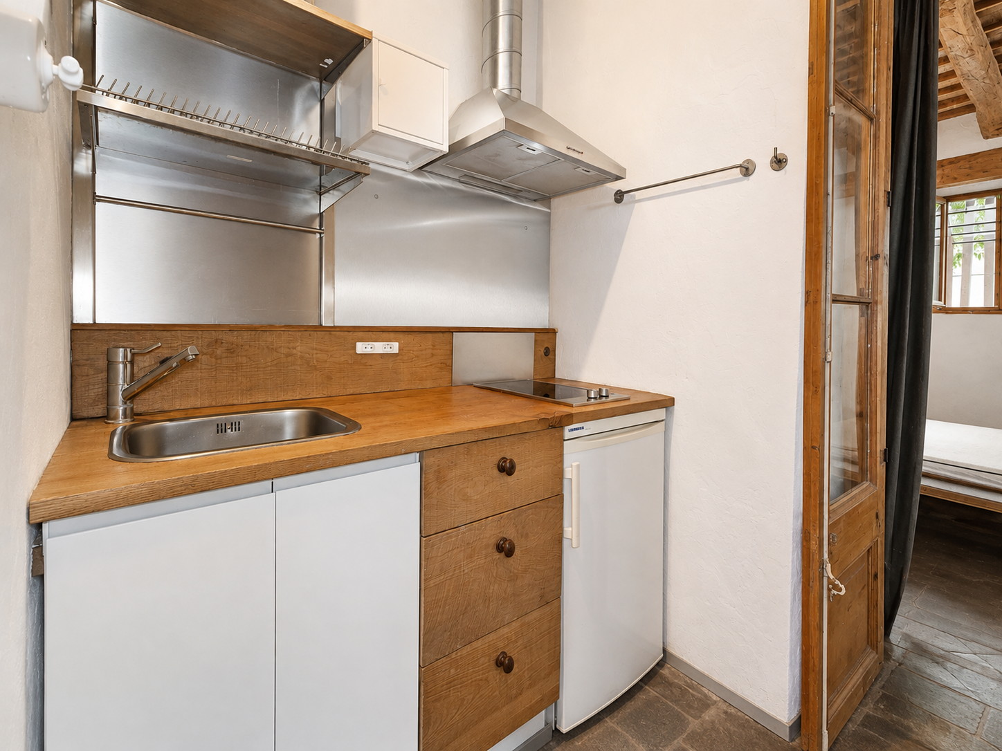 Vivienda en venta en El Born Barcelona con vigas de madera y patio interior