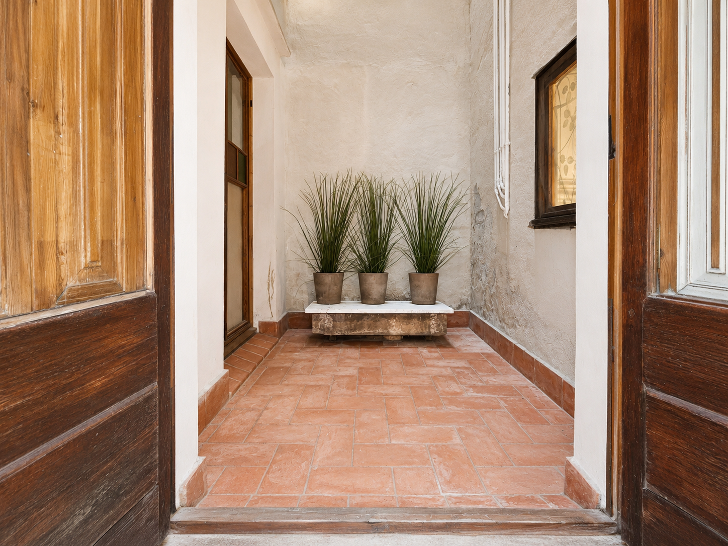 Vivienda en venta en El Born Barcelona con vigas de madera y patio interior
