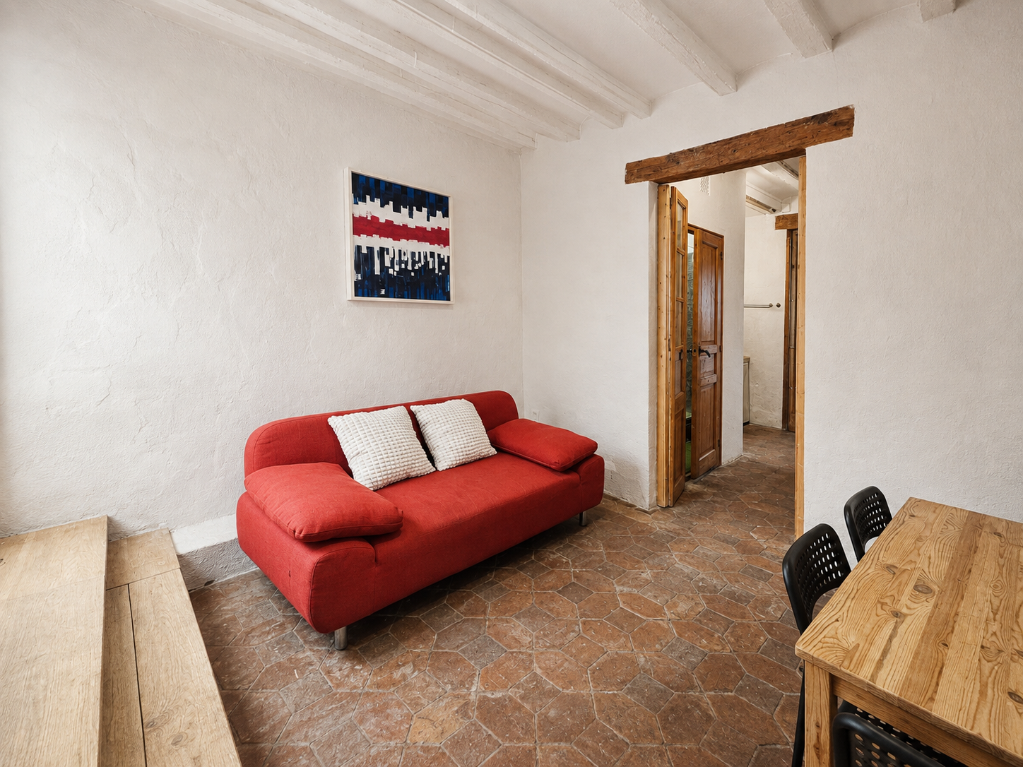 Vivienda en venta en El Born Barcelona con vigas de madera y patio interior