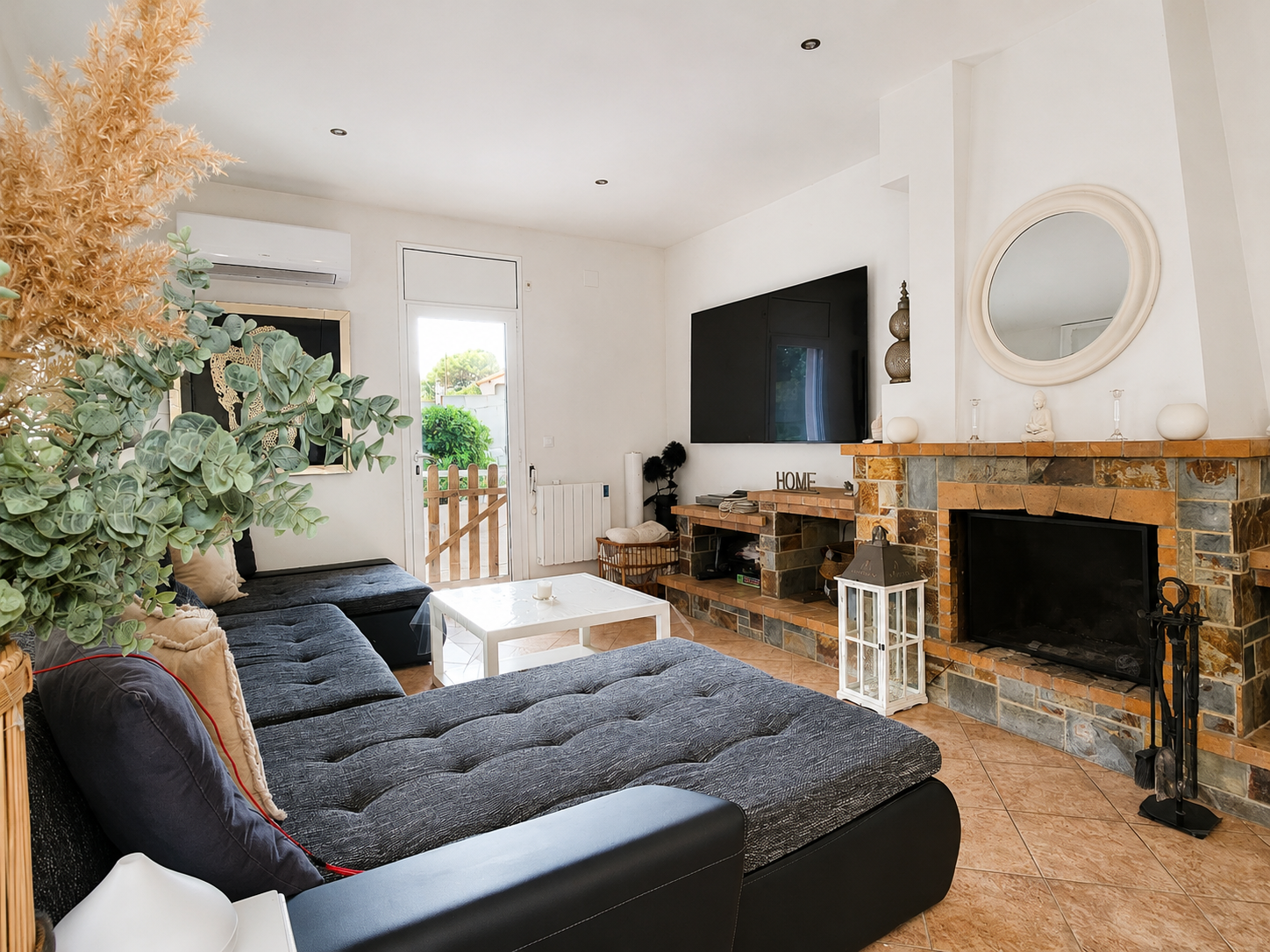 Casa independiente con jardín, parcela ascendente y piscina en Royal Park, Sant Celoni, comercializada por Muditā Barcelona.