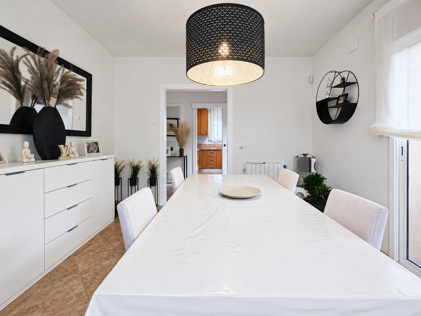 Casa independiente con jardín, parcela ascendente y piscina en Royal Park, Sant Celoni, comercializada por Muditā Barcelona.