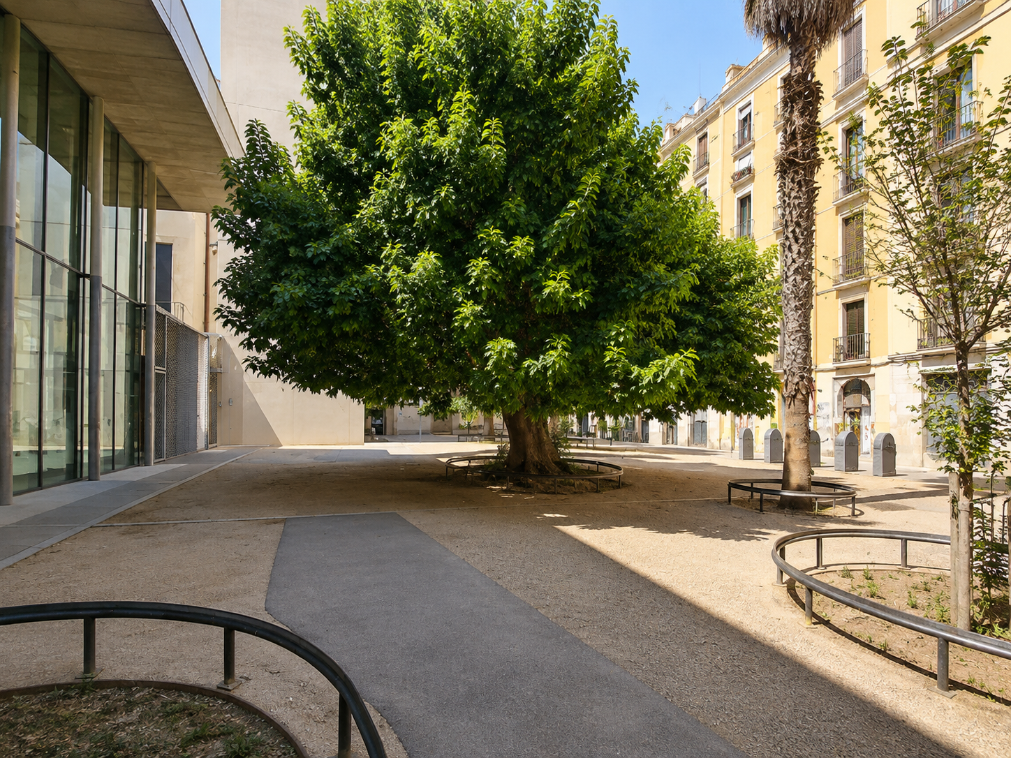 Vivienda en venta en El Born Barcelona con vigas de madera y patio interior