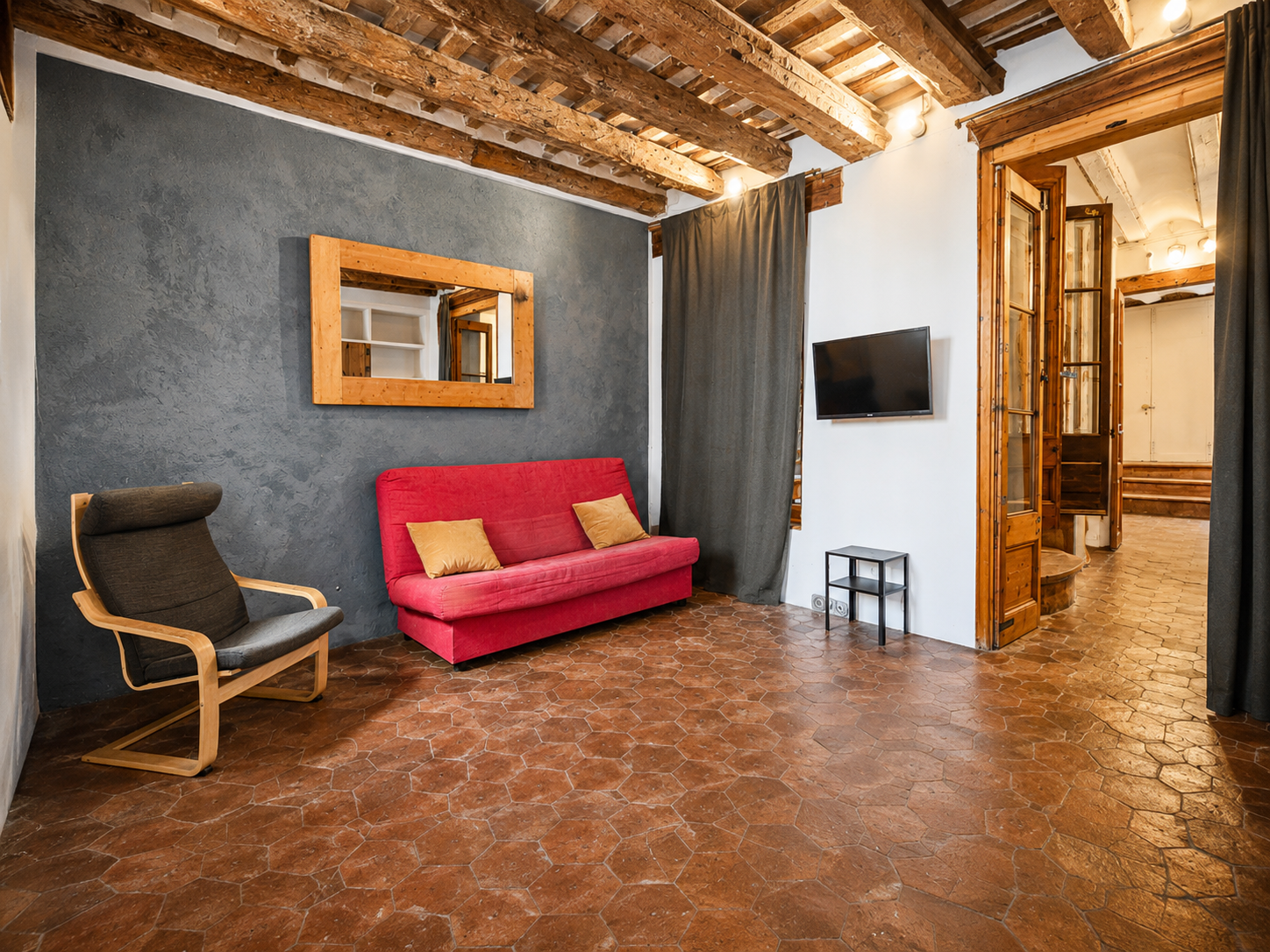 Vivienda en venta en El Born Barcelona con vigas de madera y patio interior