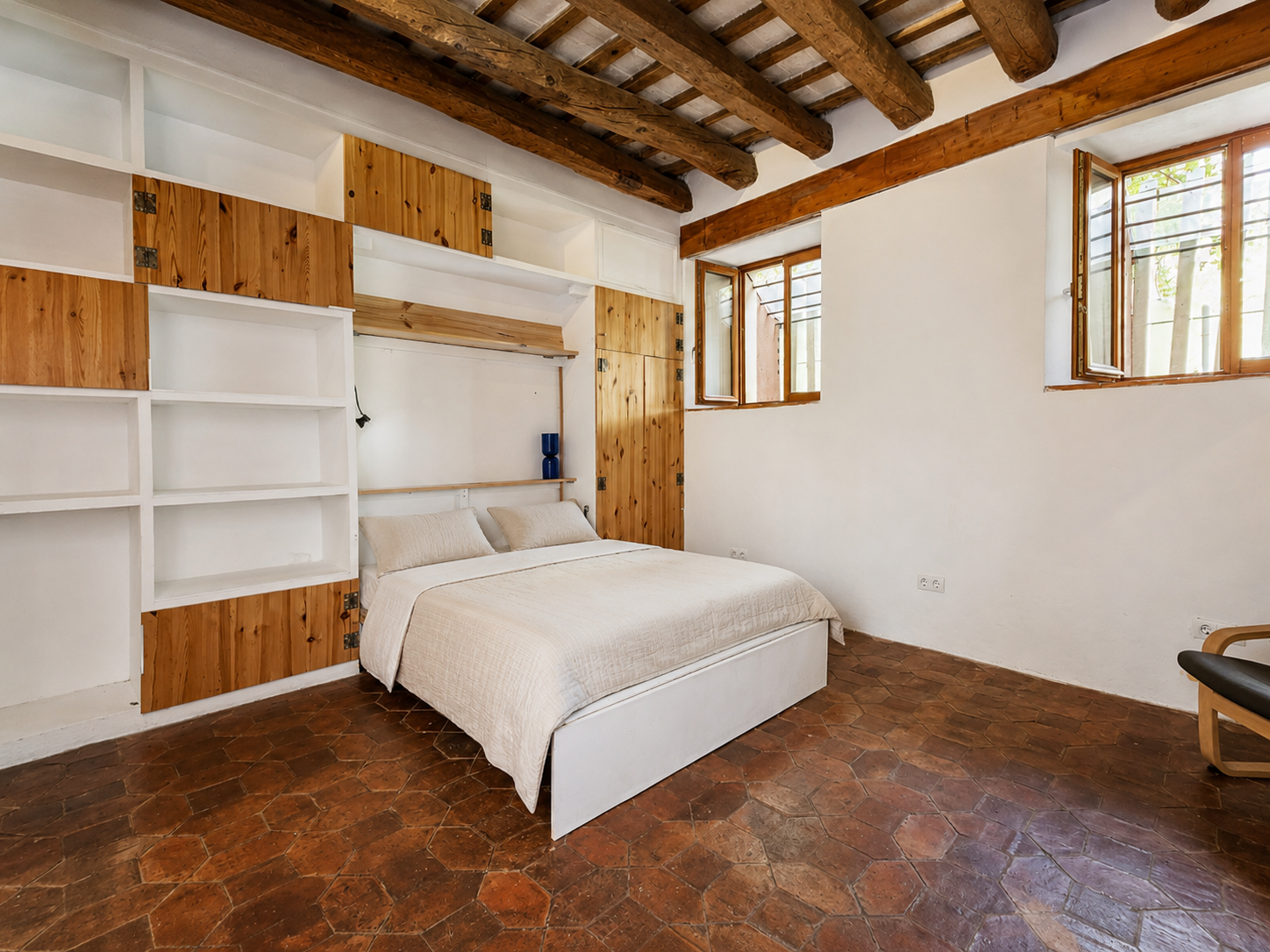 Vivienda en venta en El Born Barcelona con vigas de madera y patio interior