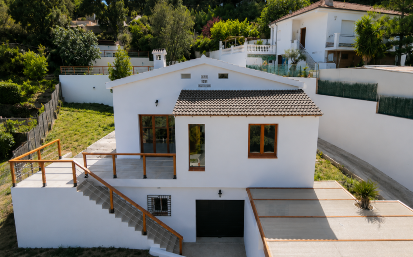 Casa unifamiliar reformada con piscina, jardín y vistas despejadas a la montaña y al Mediterráneo en la urbanización Can Domènech, Tordera.