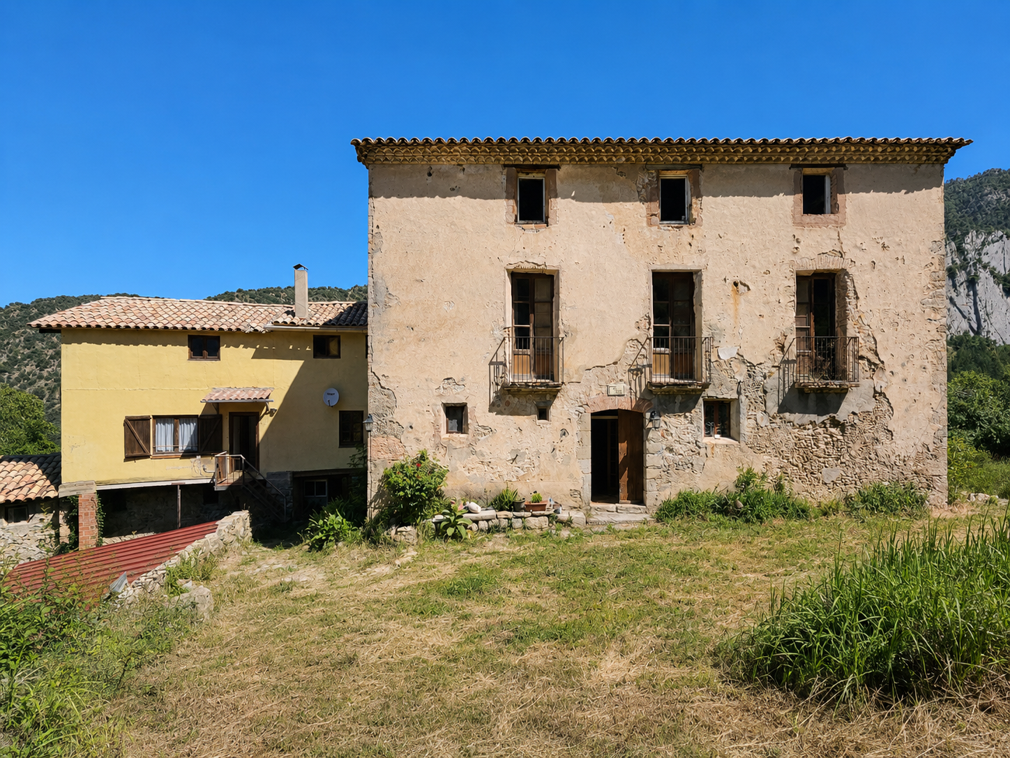 Masía en venta en La Nou de Berguedà, Cal Frare, finca histórica a reformar en Malanyeu con varias edificaciones, piedra tradicional, naturaleza y paisaje de montaña.