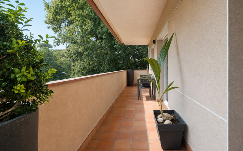Casa independiente con jardín, parcela ascendente y piscina en Royal Park, Sant Celoni, comercializada por Muditā Barcelona.