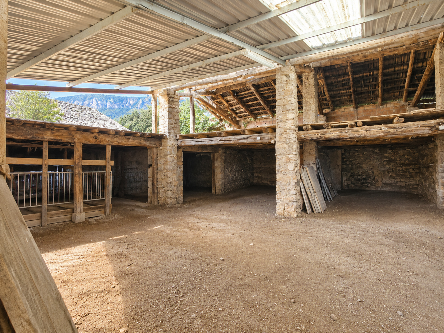 Masía en venta en La Nou de Berguedà, Cal Frare, finca histórica a reformar en Malanyeu con varias edificaciones, piedra tradicional, naturaleza y paisaje de montaña.