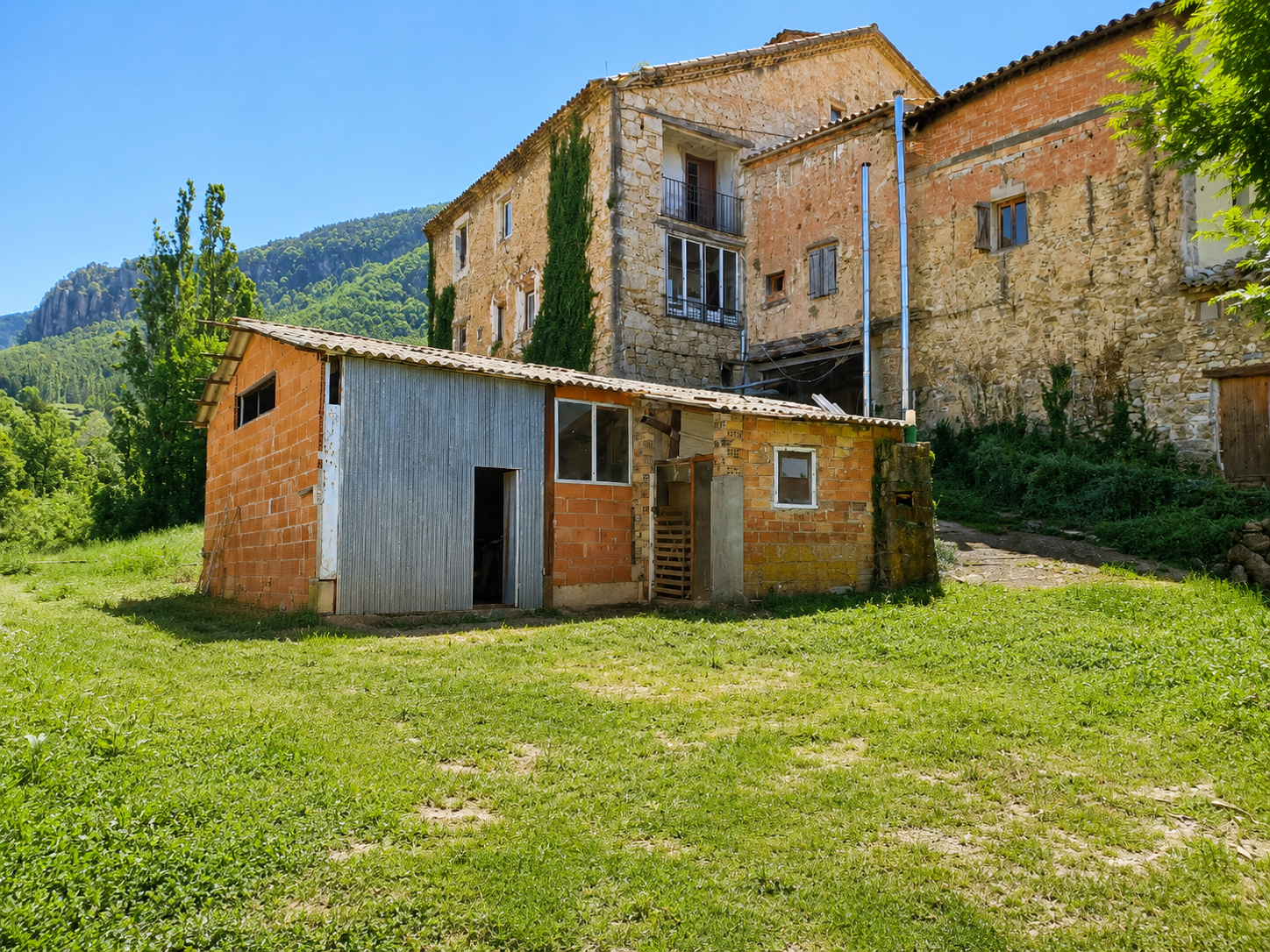 Masía en venta en La Nou de Berguedà, Cal Frare, finca histórica a reformar en Malanyeu con varias edificaciones, piedra tradicional, naturaleza y paisaje de montaña.