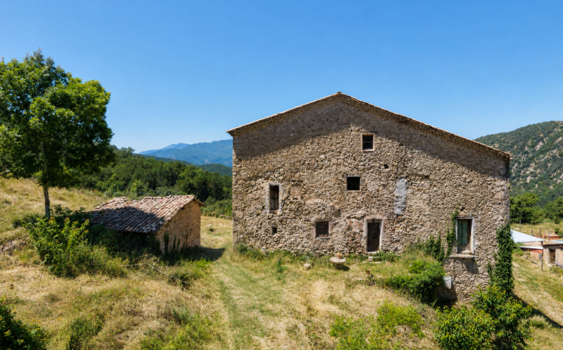Cal Frare, masía histórica en venta en La Nou de Berguedà, finca rústica a reformar con piedra, paisaje de montaña y entorno natural del Berguedà.