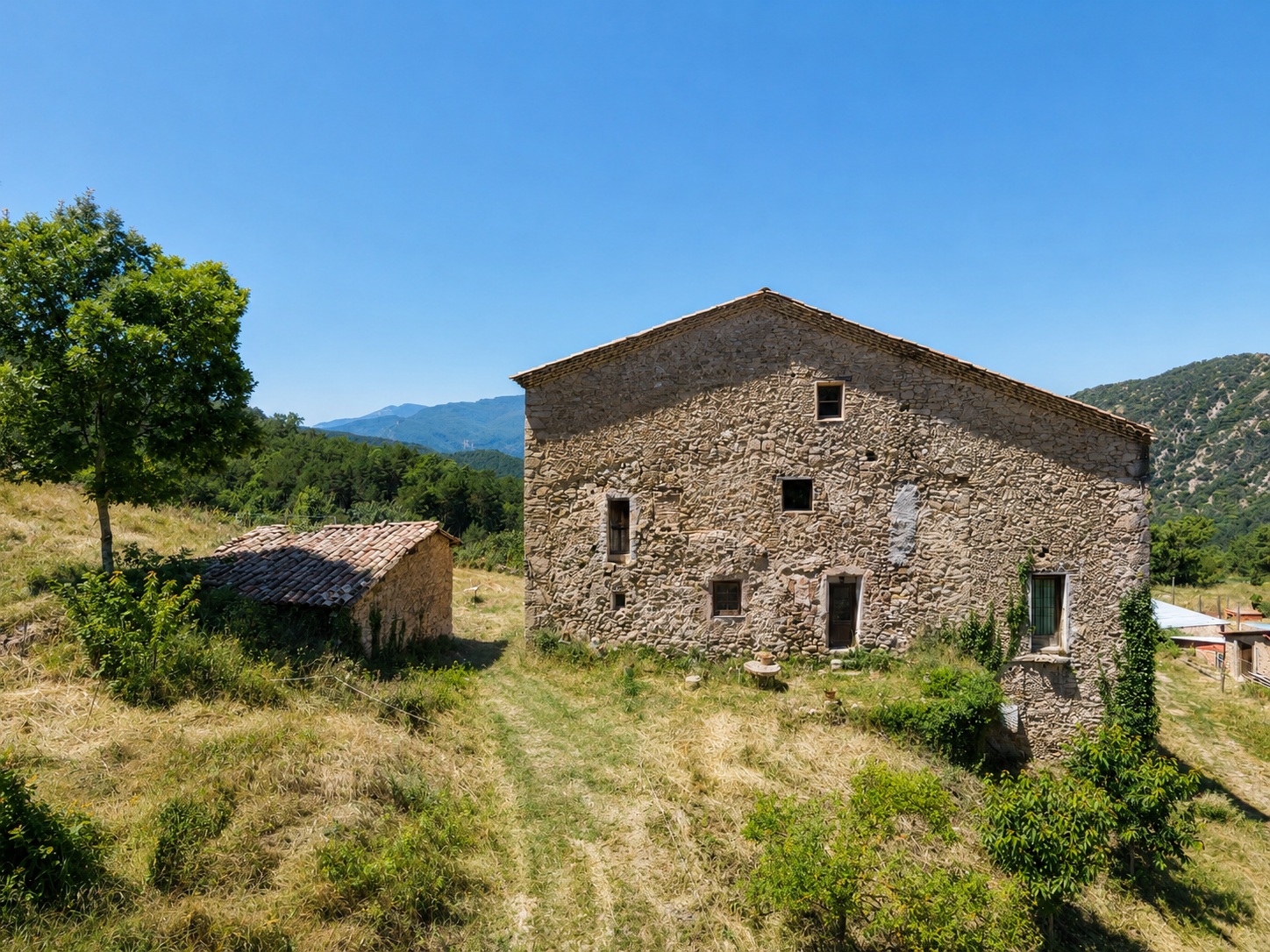 Cal Frare, masía histórica en venta en La Nou de Berguedà, finca rústica a reformar con piedra, paisaje de montaña y entorno natural del Berguedà.