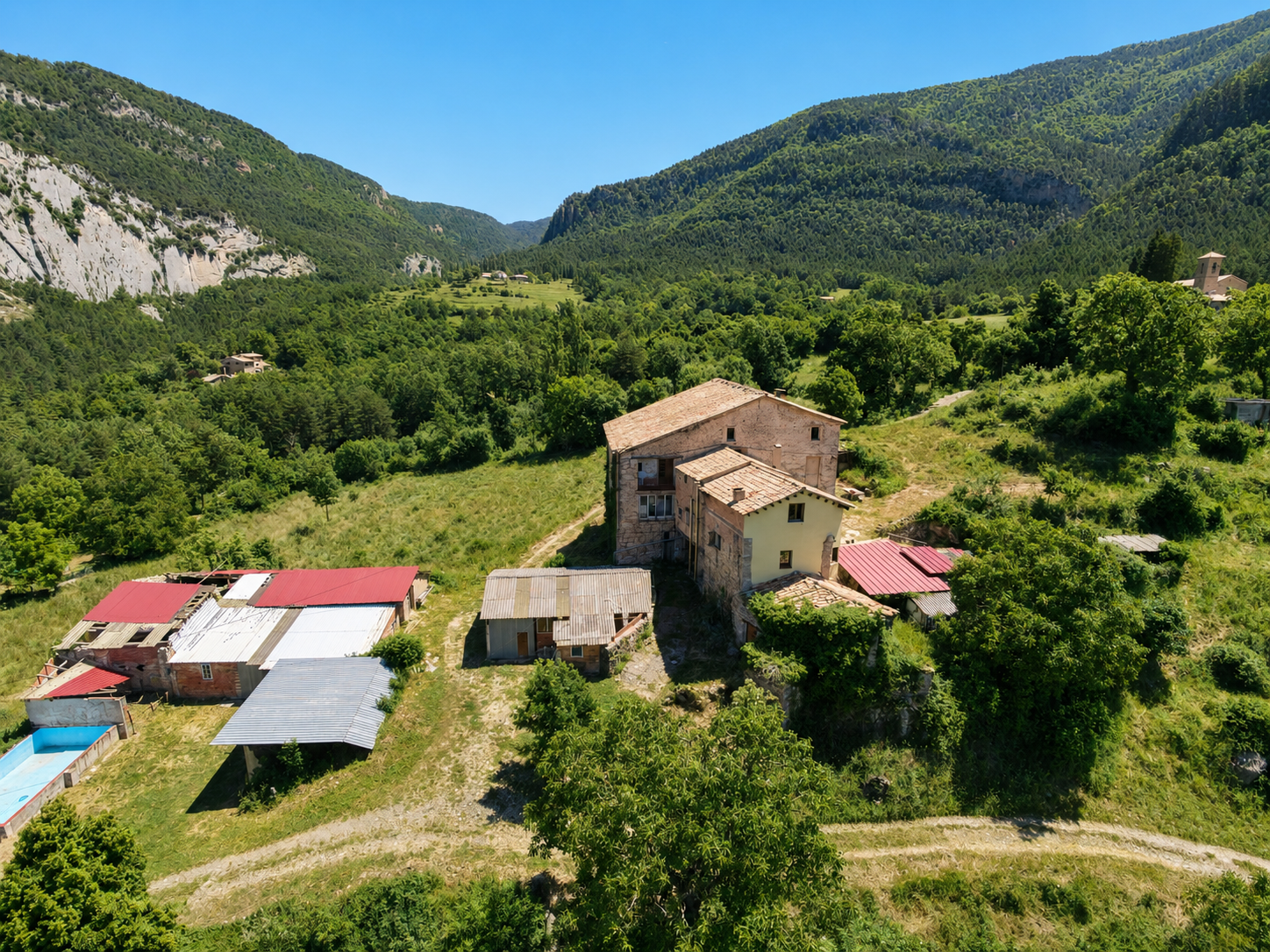 Masía en venta en La Nou de Berguedà, Cal Frare, finca histórica a reformar en Malanyeu con varias edificaciones, piedra tradicional, naturaleza y paisaje de montaña.