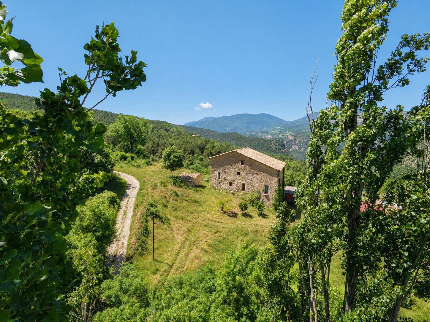 Masía en venta en La Nou de Berguedà, Cal Frare, finca histórica a reformar en Malanyeu con varias edificaciones, piedra tradicional, naturaleza y paisaje de montaña.
