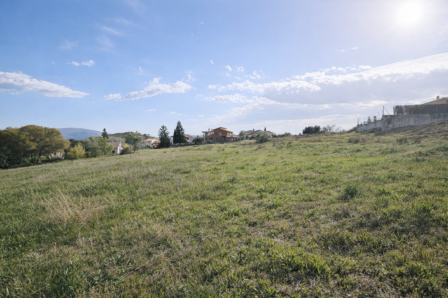Terreno urbano en Campins con vistas abiertas al Montseny y al Montnegre, entorno residencial y parcela prácticamente plana.