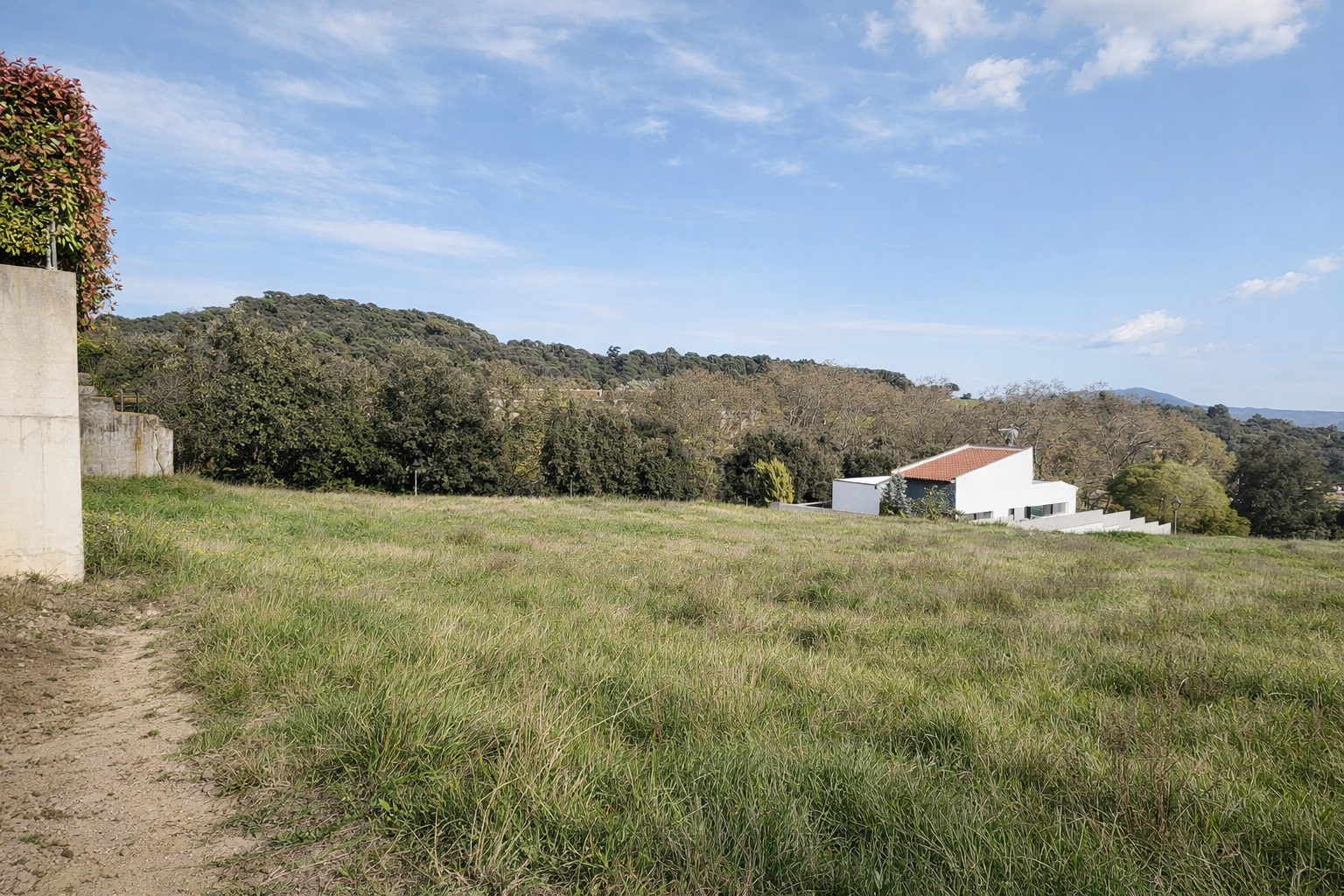 Terreno urbano en Campins con vistas abiertas al Montseny y al Montnegre, entorno residencial y parcela prácticamente plana.