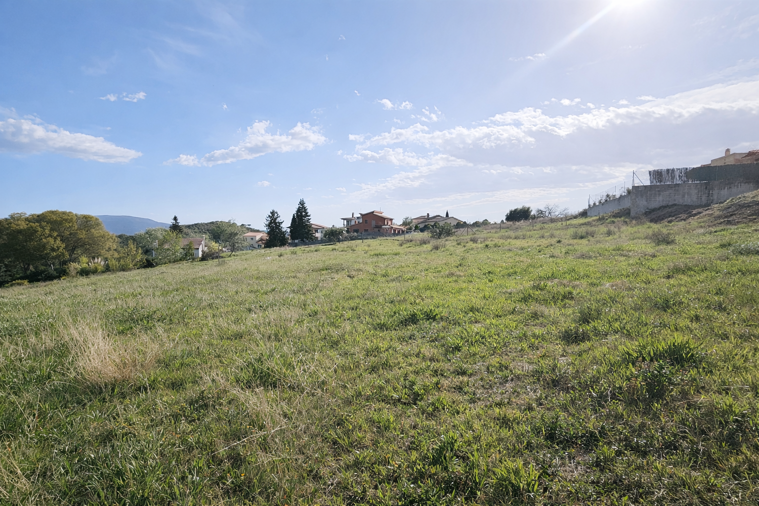 Terreno urbano en Campins con vistas abiertas al Montseny y al Montnegre, entorno residencial y parcela prácticamente plana.