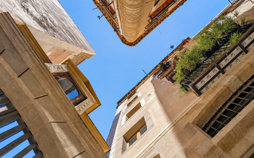Vivienda en venta en El Born Barcelona con vigas de madera y patio interior