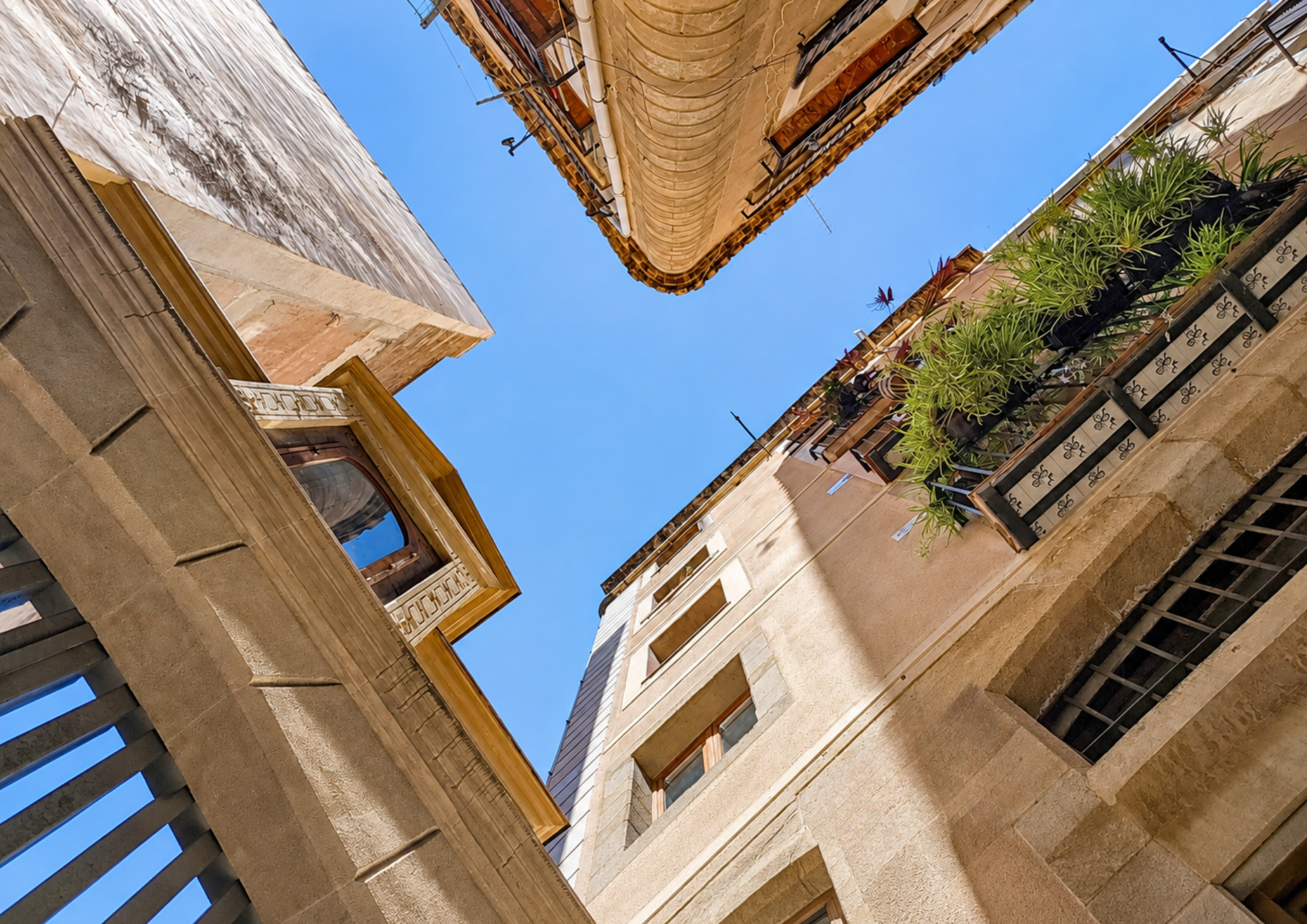 Vivienda en venta en El Born Barcelona con vigas de madera y patio interior