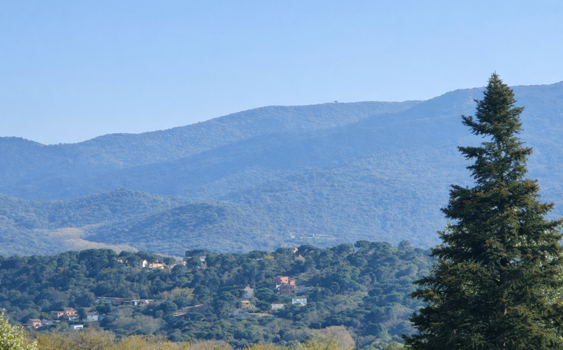 Terreno urbano en Campins con vistas abiertas al Montseny y al Montnegre, entorno residencial y parcela prácticamente plana.