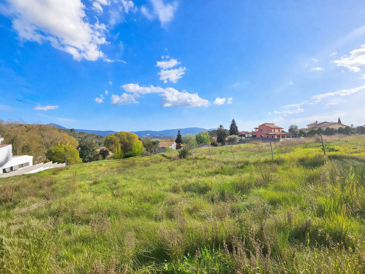 Terreno urbano en Campins con vistas abiertas al Montseny y al Montnegre, entorno residencial y parcela prácticamente plana.