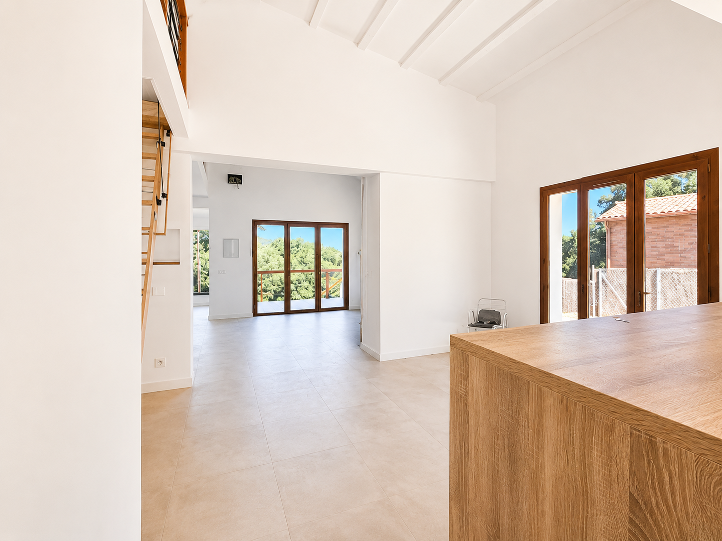 Casa unifamiliar reformada con piscina, jardín y vistas despejadas a la montaña y al Mediterráneo en la urbanización Can Domènech, Tordera.