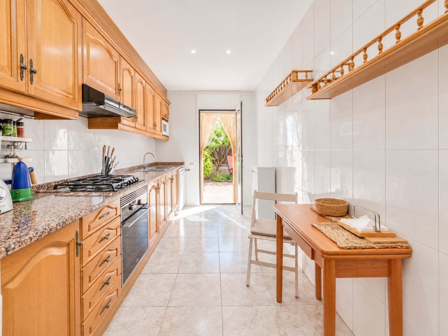 Apartamento en Sant Pol de Mar con terraza, espacios exteriores, jardín y piscina comunitaria.