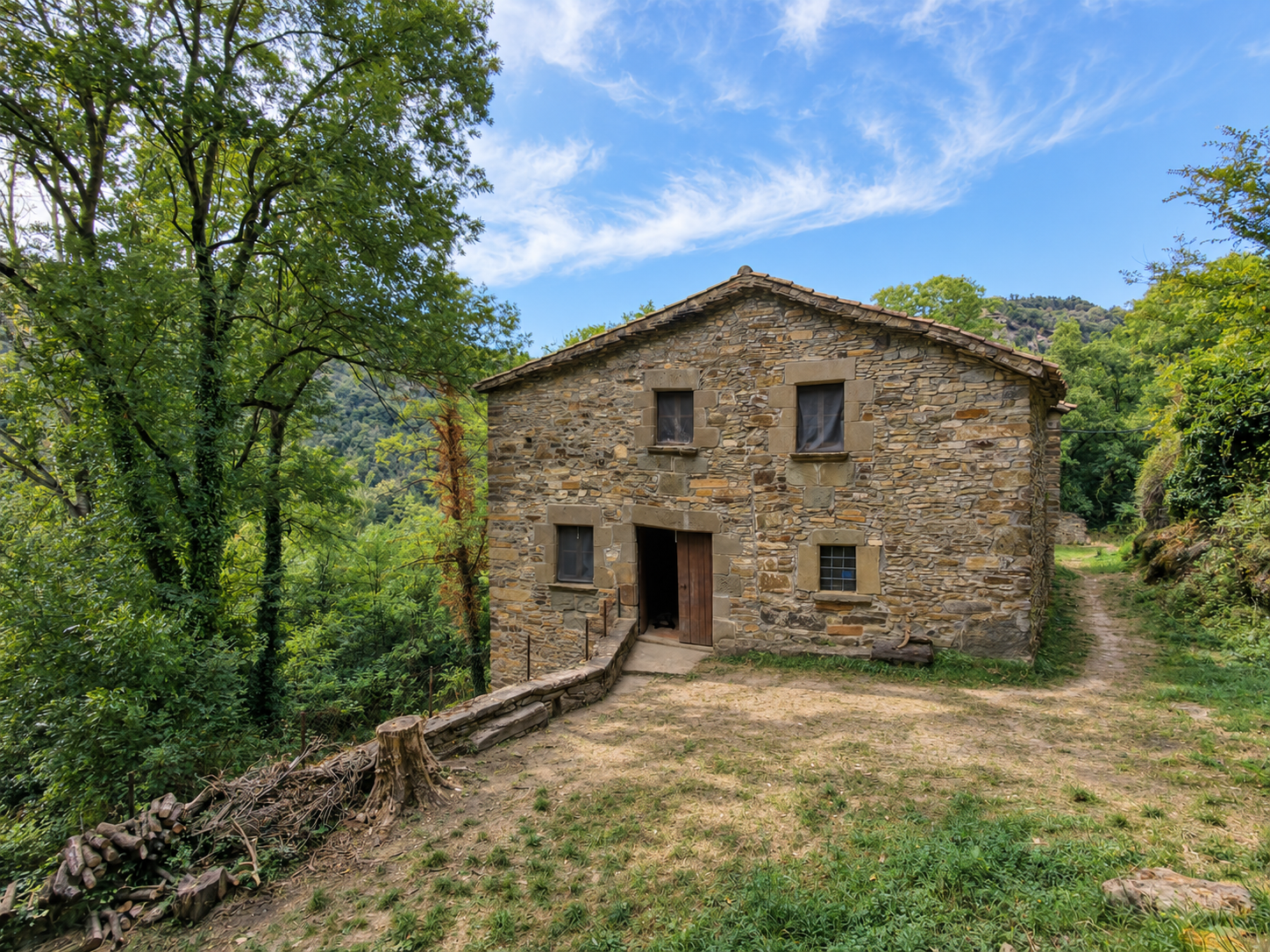 Masía histórica de piedra en Tavertet, finca rústica en Osona rodeada de bosque y paisaje natural, cerca del Pantano de Sau, con espacios interiores amplios y proyecto de recuperación.