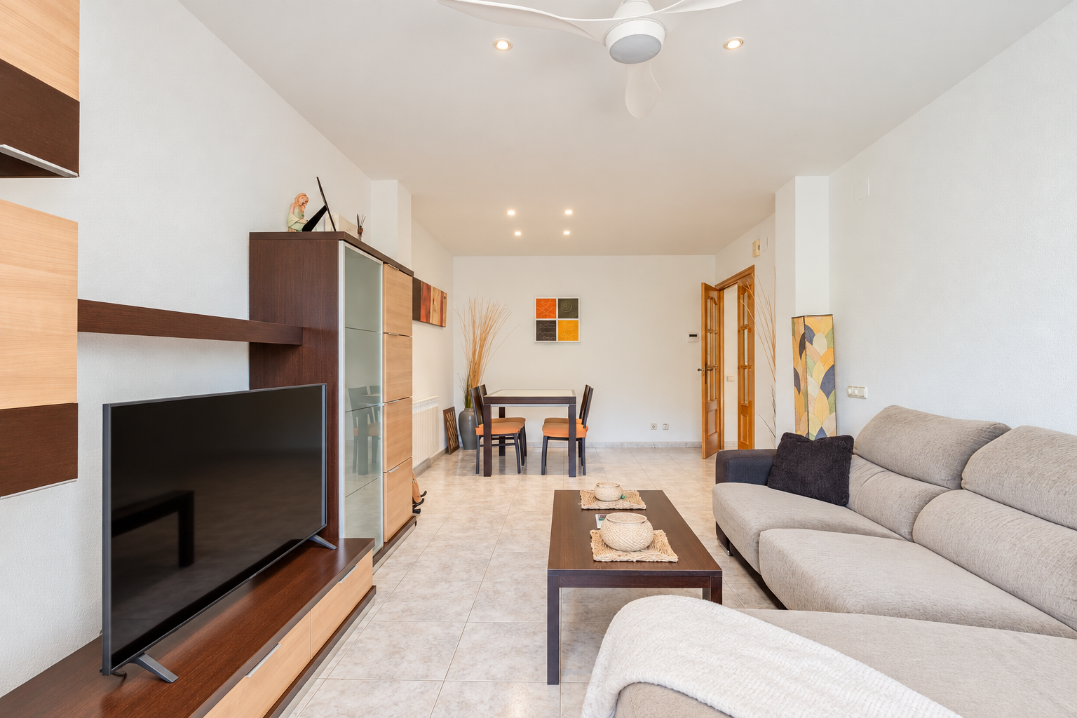 Apartamento en Sant Pol de Mar con terraza, espacios exteriores, jardín y piscina comunitaria.