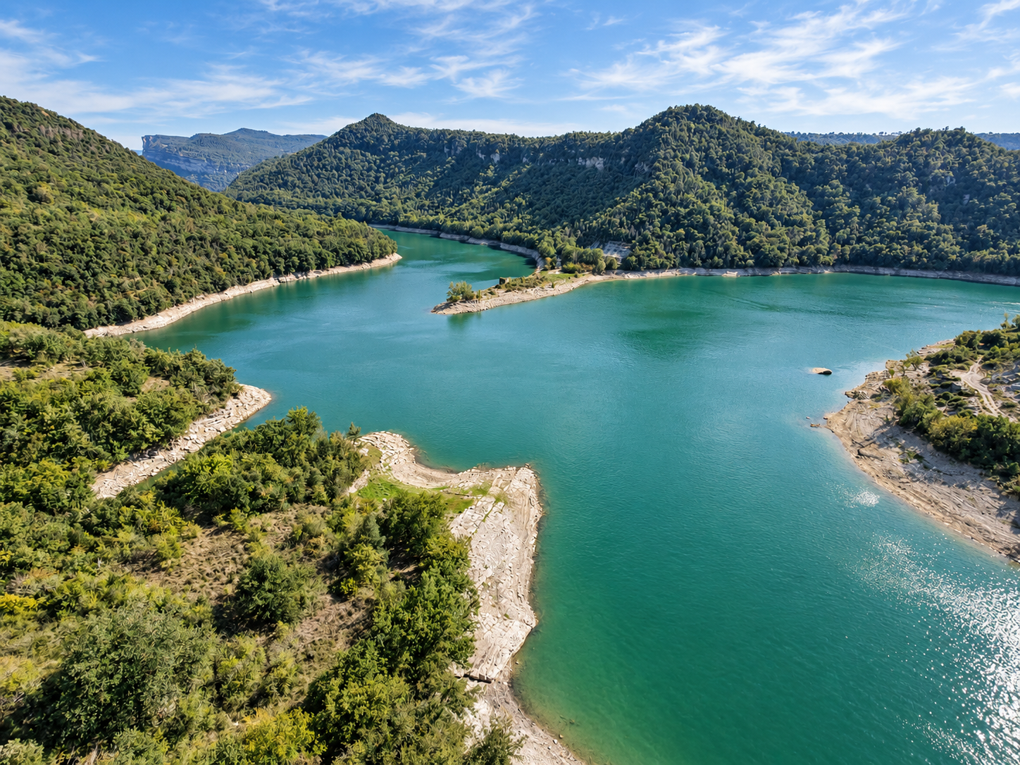 Masía histórica de piedra en Tavertet, finca rústica en Osona rodeada de bosque y paisaje natural, cerca del Pantano de Sau, con espacios interiores amplios y proyecto de recuperación.
