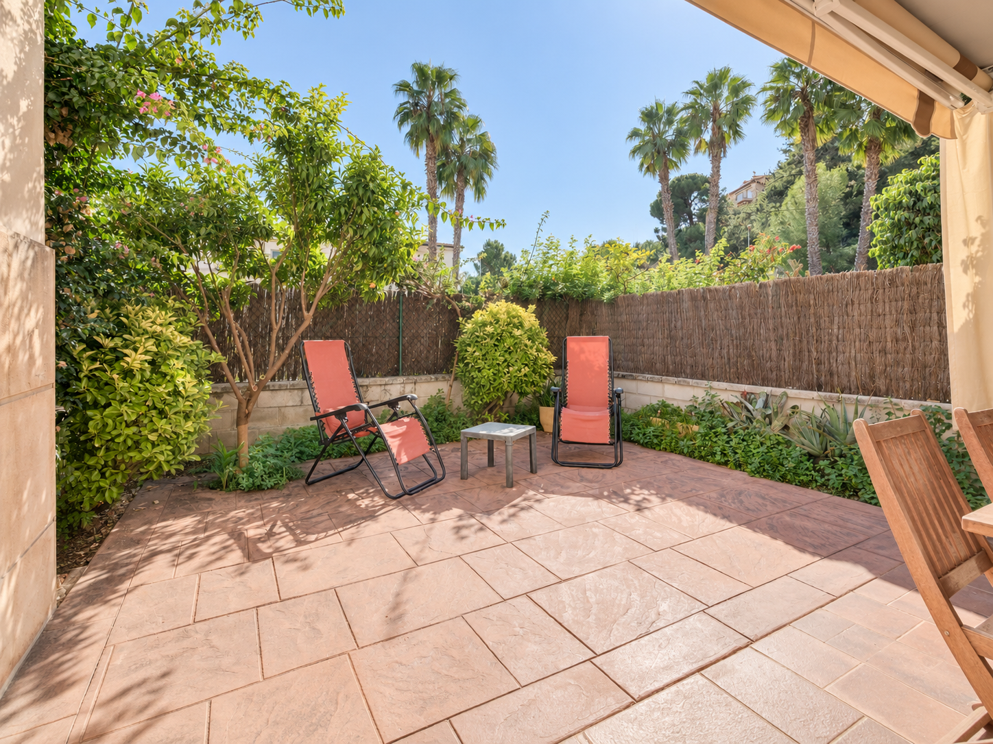Apartamento en Sant Pol de Mar con terraza, espacios exteriores, jardín y piscina comunitaria.
