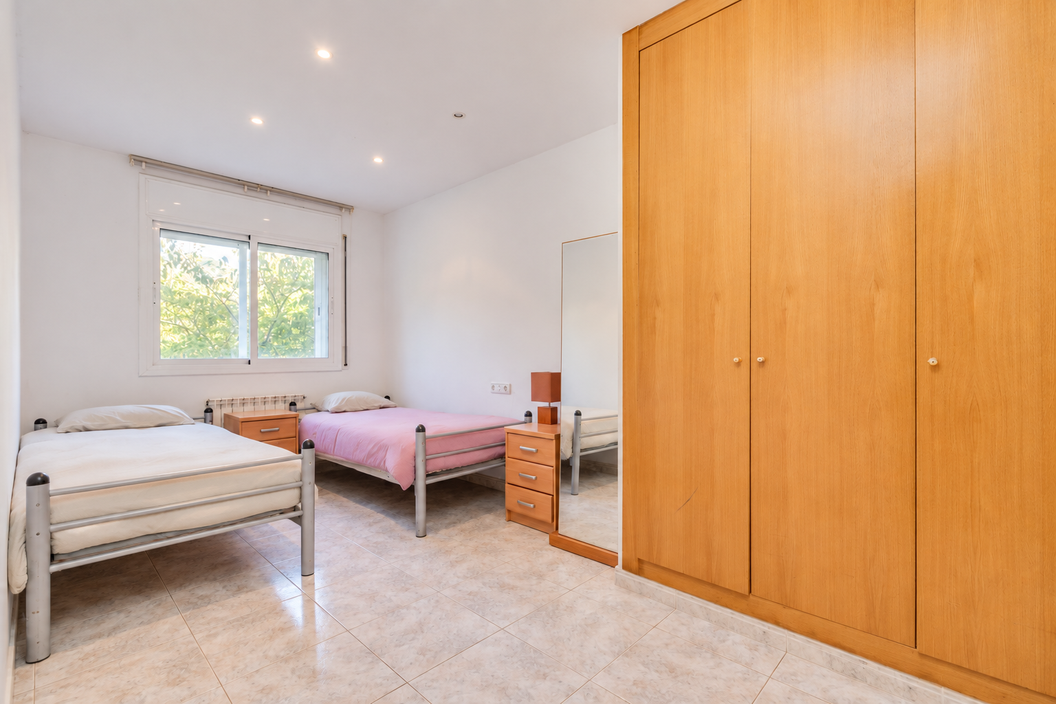 Apartamento en Sant Pol de Mar con terraza, espacios exteriores, jardín y piscina comunitaria.