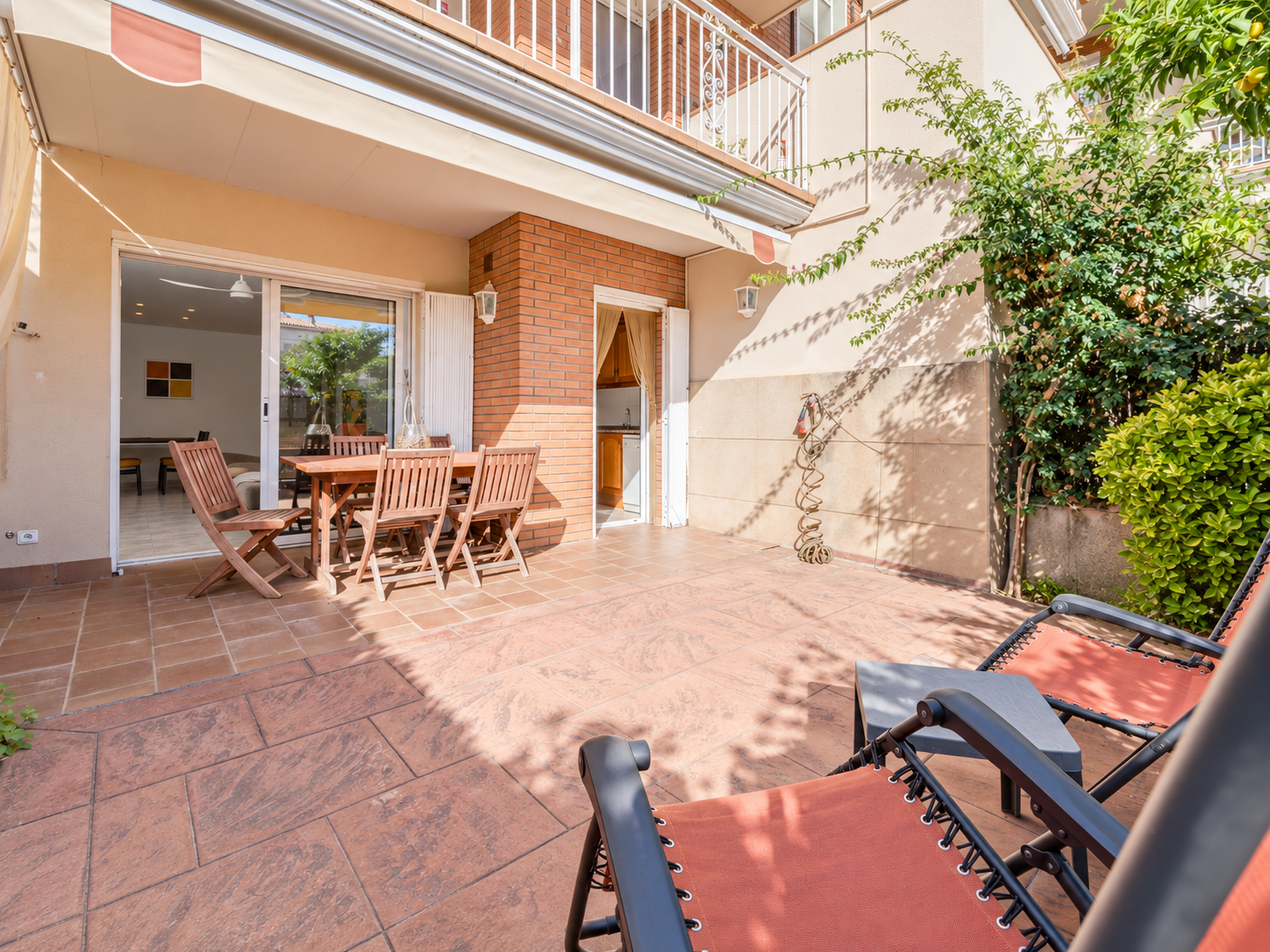 Apartamento en Sant Pol de Mar con terraza, espacios exteriores, jardín y piscina comunitaria.