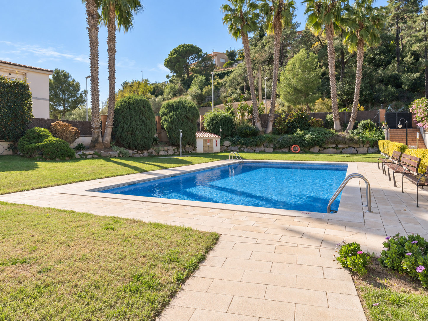 Apartamento en Sant Pol de Mar con terraza, espacios exteriores, jardín y piscina comunitaria.