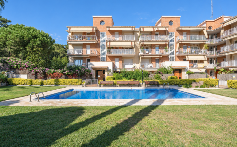 Apartamento en Sant Pol de Mar con terraza, espacios exteriores, jardín y piscina comunitaria.