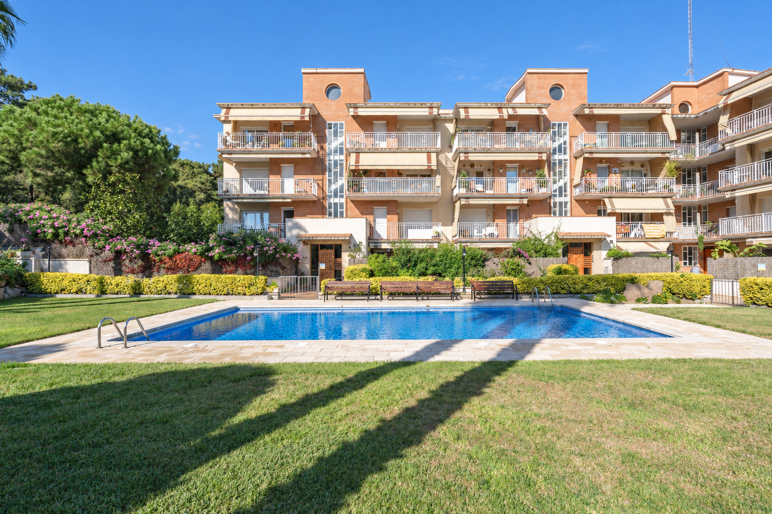 Apartamento en Sant Pol de Mar con terraza, espacios exteriores, jardín y piscina comunitaria.