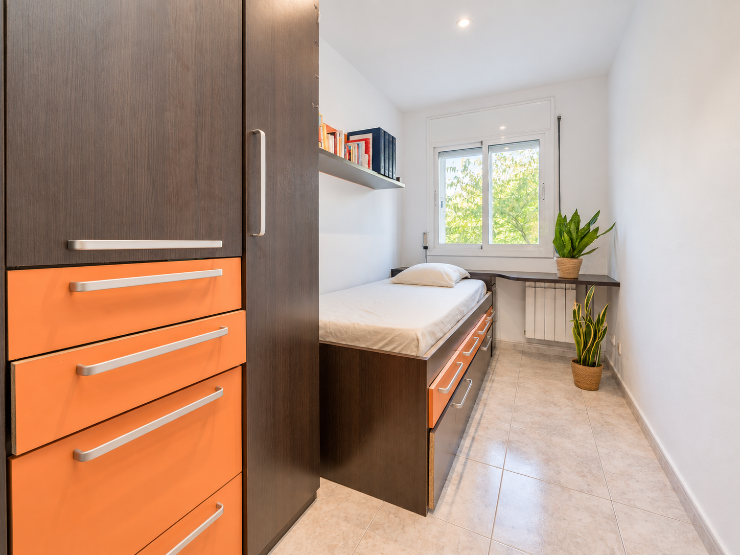 Apartamento en Sant Pol de Mar con terraza, espacios exteriores, jardín y piscina comunitaria.