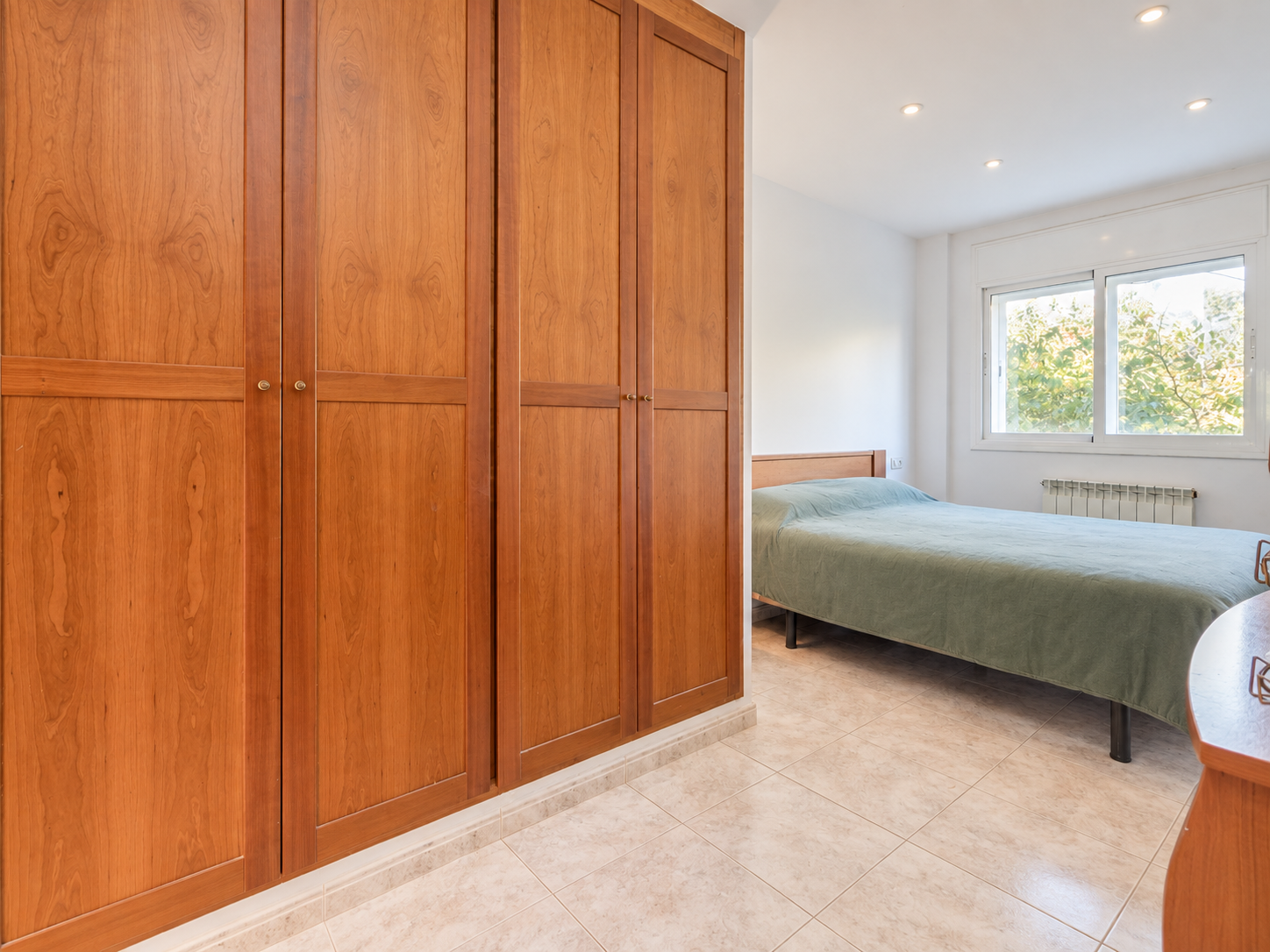 Apartamento en Sant Pol de Mar con terraza, espacios exteriores, jardín y piscina comunitaria.