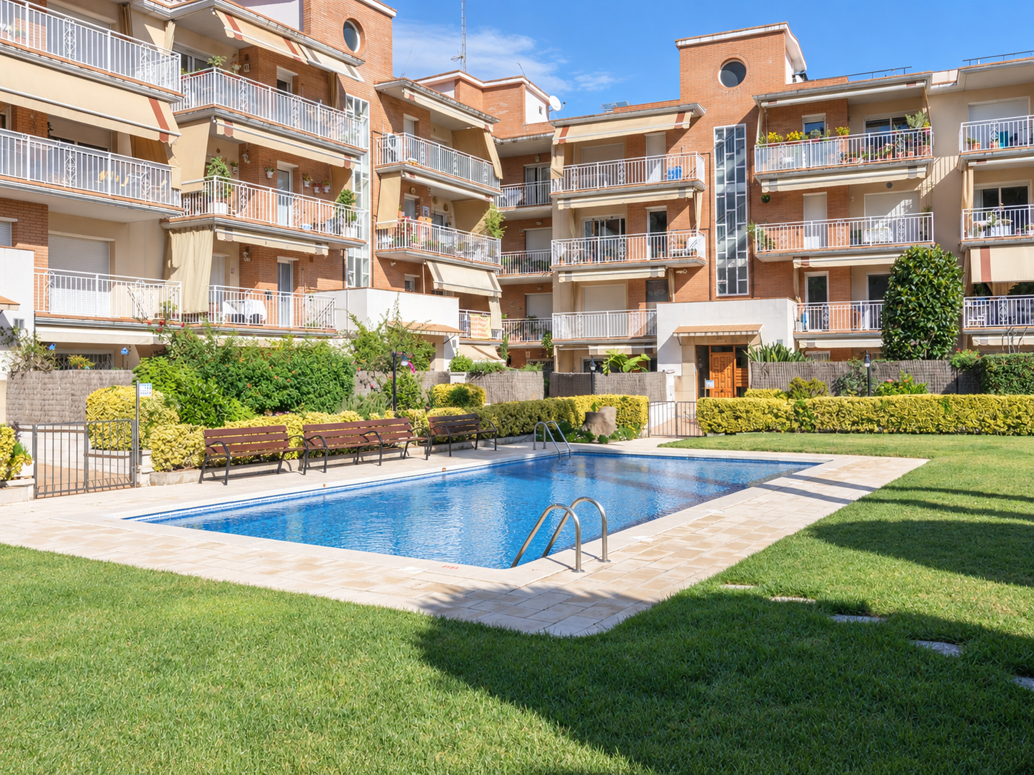 Apartamento en Sant Pol de Mar con terraza, espacios exteriores, jardín y piscina comunitaria.