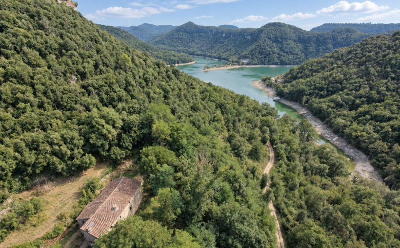 Masía histórica de piedra en Tavertet, finca rústica en Osona rodeada de bosque y paisaje natural, cerca del Pantano de Sau, con espacios interiores amplios y proyecto de recuperación.