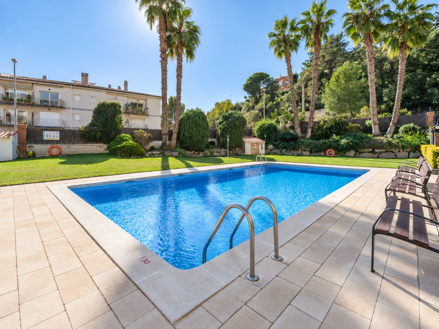 Apartamento en Sant Pol de Mar con terraza, espacios exteriores, jardín y piscina comunitaria.