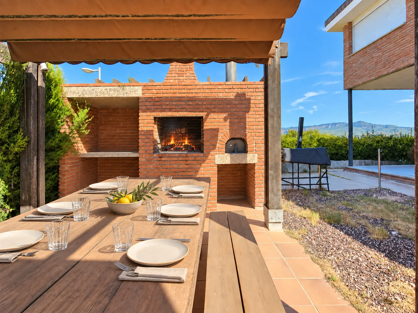 Porche con mesa exterior y barbacoa en Lliçà d’Amunt